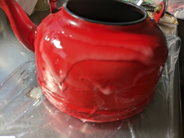 【こげとりぱっとビカ 万能タイプ】ラップを下に敷き、焦げ取りジェルが全体を覆うように包みます