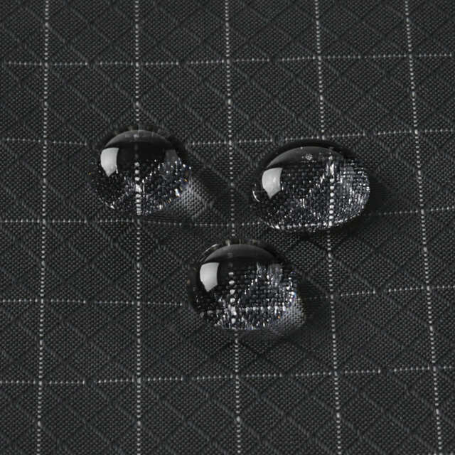 【無印良品】ナイロン地に強度の高いポリエステルの糸を格子状に織り込んだ生地。一部撥水加工も。