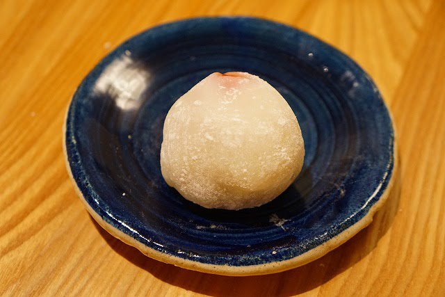 同じく鈴懸からもう1品。宮城県のみがき苺を使用した苺大福。　鈴懸　みがき苺大福　313円