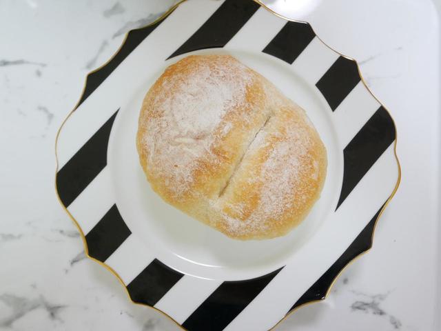しっとりとしていて、歯切れがよい食感／ハイジの白パン　（税込184円）