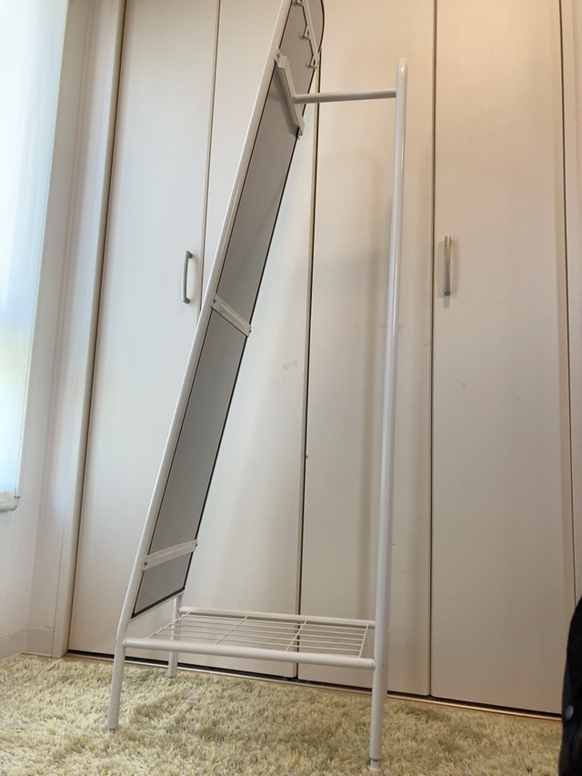 【ニトリ ハンガー付きスタンドミラー ストレージ2】鏡の裏にハンガーと物置スペースがついています