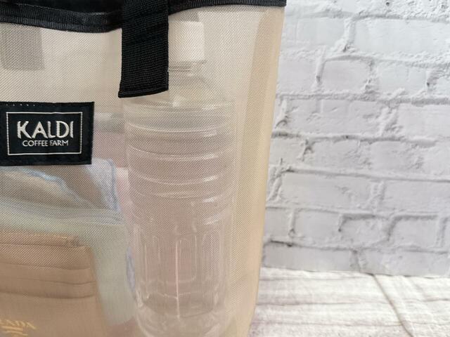 【カルディ台湾　好吃！バッグ】透け感はこのくらいです。透けてもおしゃれなものを選んで入れると良いかも