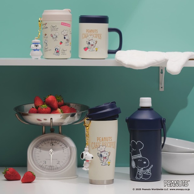 【PEANUTS×Afternoon Tea】マスコット付きタンブラー ￥4,400、タンブラー ￥3,300、マスコット付きボトル ￥4,400、ペットボトルホルダー ￥3,300／外出先でも快適な使い心地！