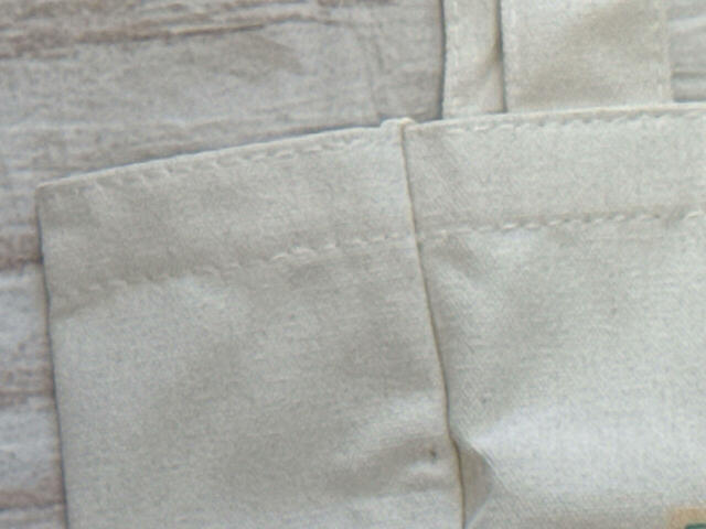 素材はポリエステル、綿。厚手でしっかりとした生地ですが、クタッとした質感でこなれ感たっぷり