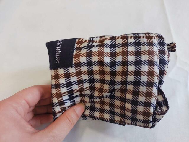 くるくると小さく丸める