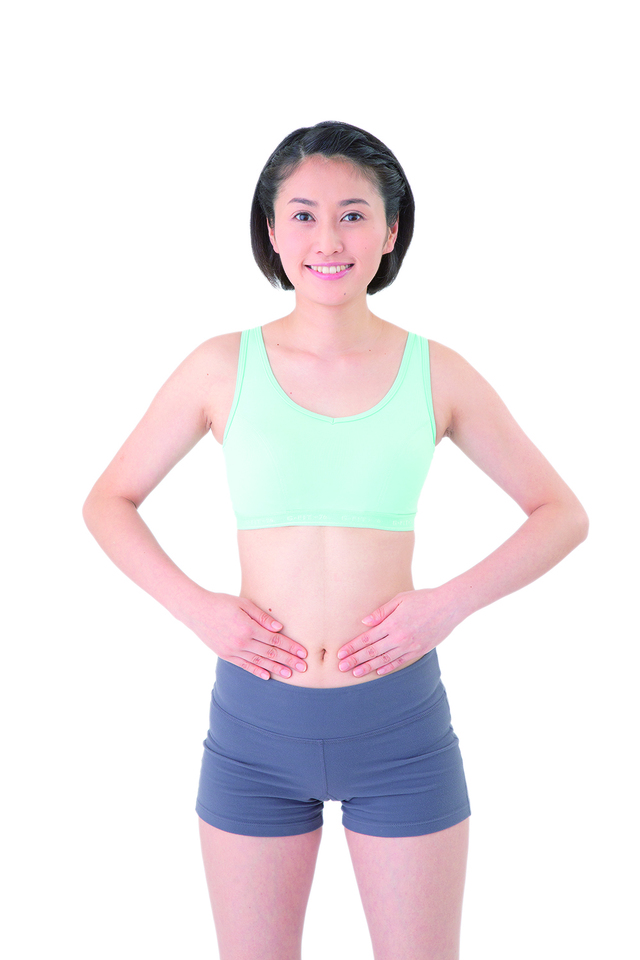 くびれウエストをつくる「気リンパ」メソッド／「天枢」刺激（5回）／1. ツボ「天枢」を指3本で押す