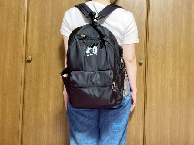 身長155cmの筆者が背負ってみました。こちらはお耳をしまったバージョン！