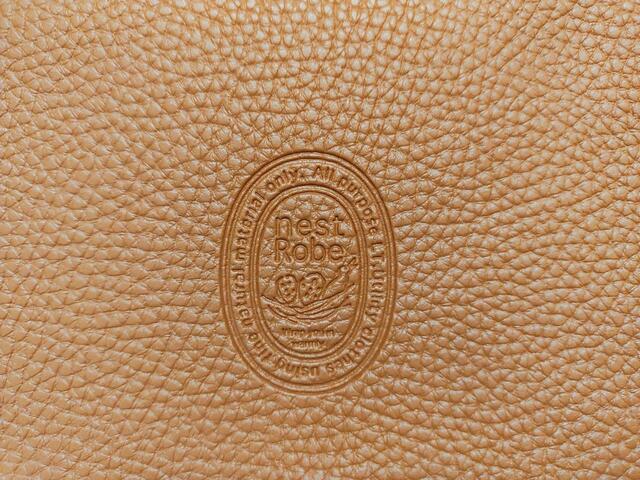 【nest Robe（ネストローブ）ショルダーバッグ】ロゴが型押しされていて、高級感アリ