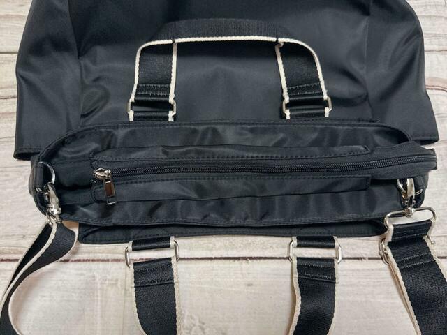 中央の収納スペースはファスナー付きで防犯上も安心♪