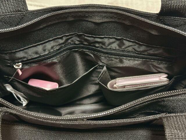 内側のオープンポケットにはミントタブレットと名刺入れをIn
