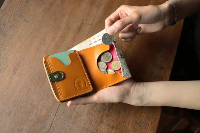 【ミニ財布「不思議の国のアリス ハートの女王」】お札は約10～20枚、コインは約20～30枚、カードは約4～6枚収納が可能