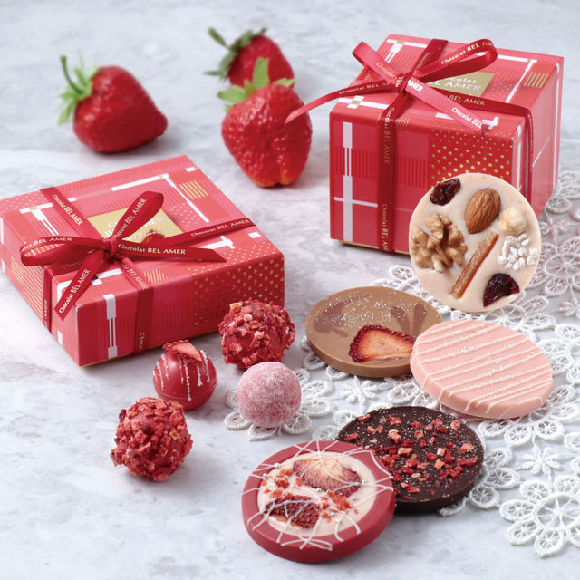 ショコラ ベルアメール／（左）ストロベリートリュフ（５個）1,620円、（右）パレショコラ ストロベリー（5枚）1,728円　