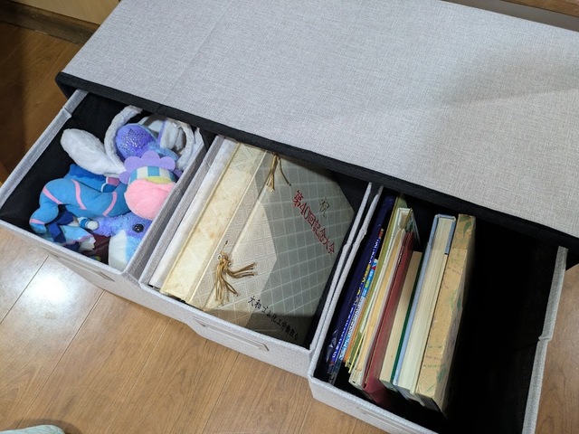 【アイリスオーヤマ　3WAY 引き出し収納ボックス・使用後】おもちゃやぬいぐるみを投げ入れるだけですっきり！かさばるアルバムも入ります