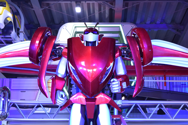 「CAR factory」／巨大ロボットの「CIRA（サイラ）」30分ごとに自動車からロボへと形態を変えています。