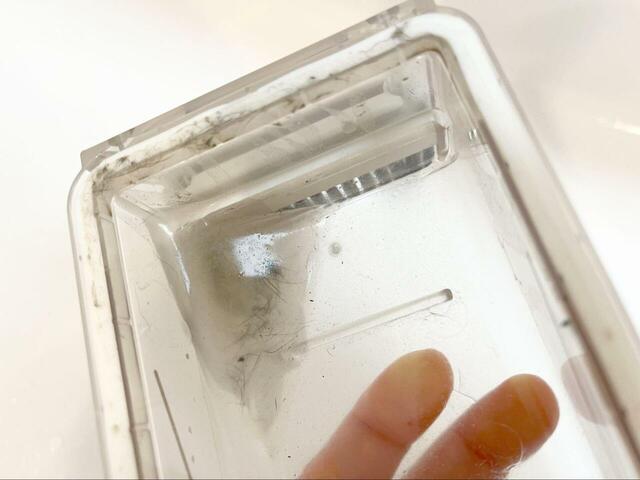 【アイリスオーヤマ ハンディリンサークリーナー】ソファの背面を掃除してみたら、しっかり汚水が溜まっていました