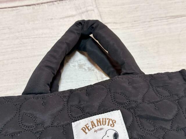 持ち手は短め。ハンドバッグ風や手で持てる長さ