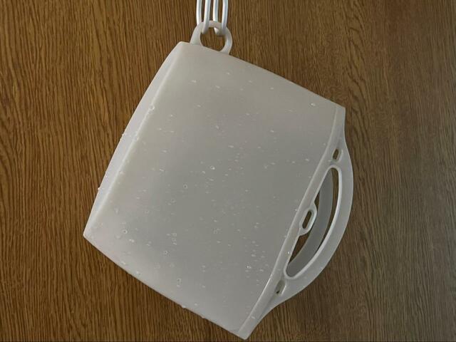 【3COINS＋plus シリコーンフードバッグ】側面についている輪っかをフックに引っ掛けて干せます