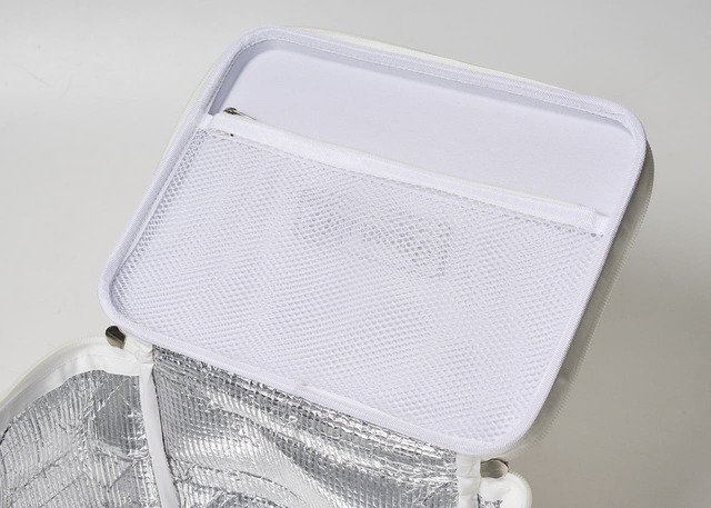【『Coleman BRAND BOOK #08 保冷バッグ RED』（宝島社）】保冷剤を入れられるメッシュの内ポケット