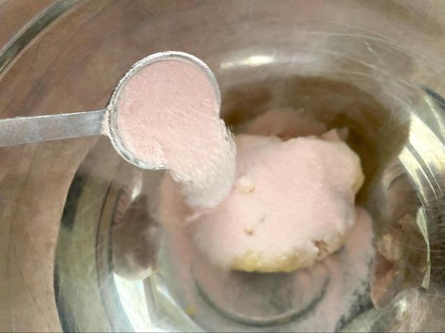 パウダーを混ぜるといちごの甘酸っぱい香りが漂います