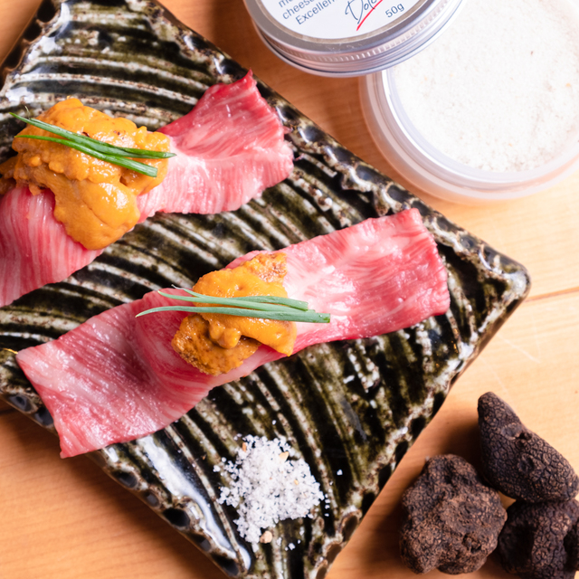 トリュフ塩で味わう“ウニ山盛り 霜降り和牛寿司”サービス！