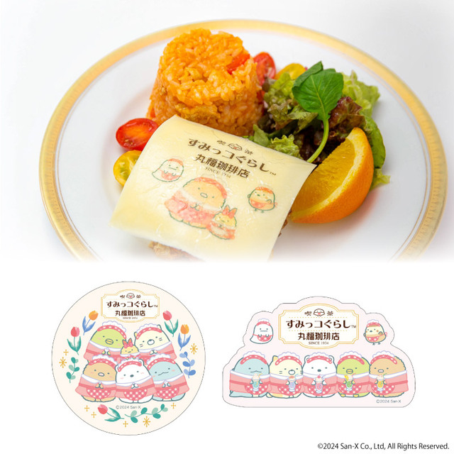 「上：とんかつとえびふらいのしっぽのハンバーグ&チキンライスプレート/下：コラボフード、コラボスイーツ注文でもらえるステッカー」＜価格：1,760円（税込）＞【「丸福珈琲店」と「すみっコぐらし」がコラボ！レトロ可愛いメニューがいっぱい♪「喫茶すみっコ」開催決定！】
