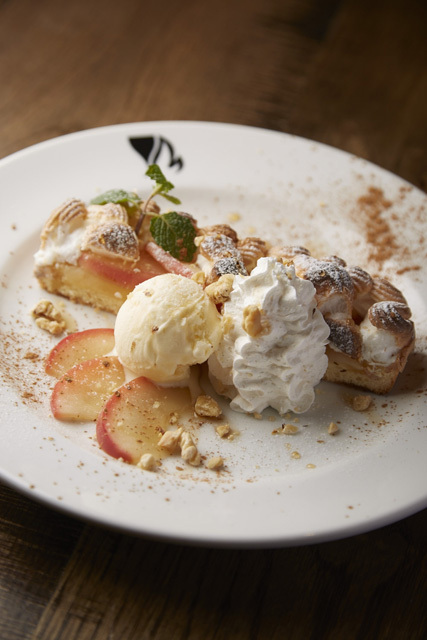 一緒に焼き上げたメレ ンゲが味のアクセント『ムーミンパパのお気に入りりんごパイ』／エーダブリュ エレメンツ (ヒルサイド B2F)