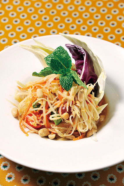 コカレストラン＆マンゴツリーカフェ 有楽町（有楽町） グリーンパパイヤのサラダ“ソムタムタイ” 1010円 シャキシャキとした食感を楽しみながら、たっぷり野菜がとれるヘルシーな一品だ。