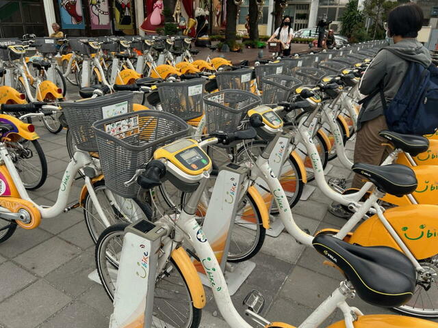 【台湾食べ歩きの旅 #17】駅前には台湾の公共自転車U-bikeがたくさん並んでいる。全国区の交通ICカードである悠遊カードか、台湾南部で使用されている交通ICカード、iPASSでレンタルできる