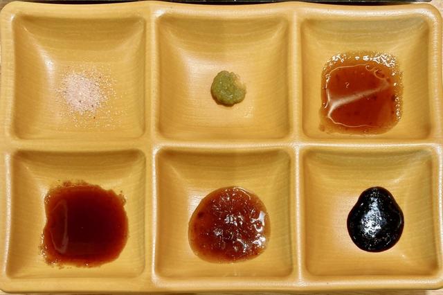 左上の岩塩の他、５つのソースなどが用意されている。右回りに。わざび、柚子胡椒ぽん酢、黒ごま胡椒だれ、たまねぎ醤油だれ、元祖旨味やだれ
