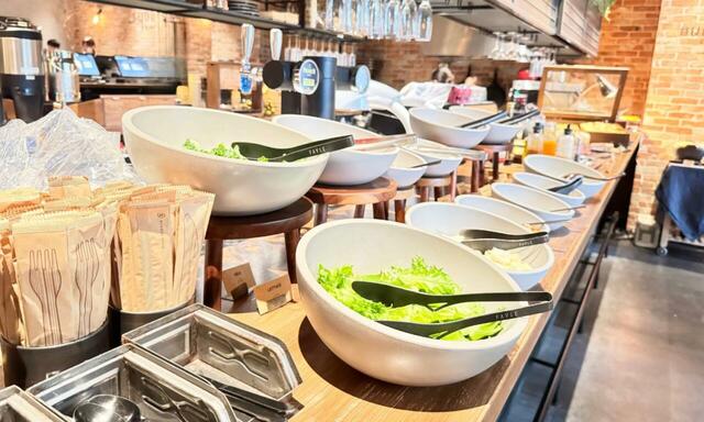 【BUNDOZA】カウンターにはサラダのトッピングがずらりと並びます