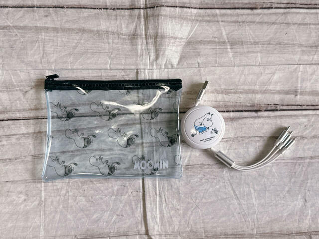 水着を着たムーミンデザインがかわいいポーチと巻取り式USBケーブルのセット