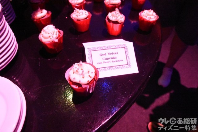 真っ赤なカップケーキです