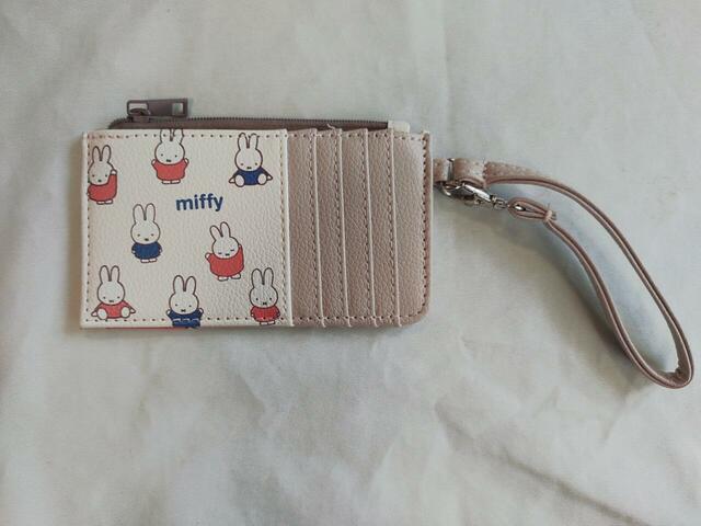 ホワイトと落ち着いたグレージュカラー