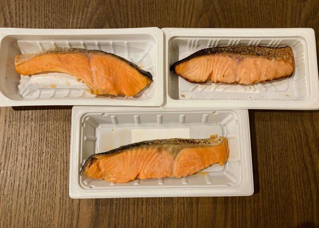 【コンビ二 鮭惣菜】それぞれ少しずつ異なる容器の形。