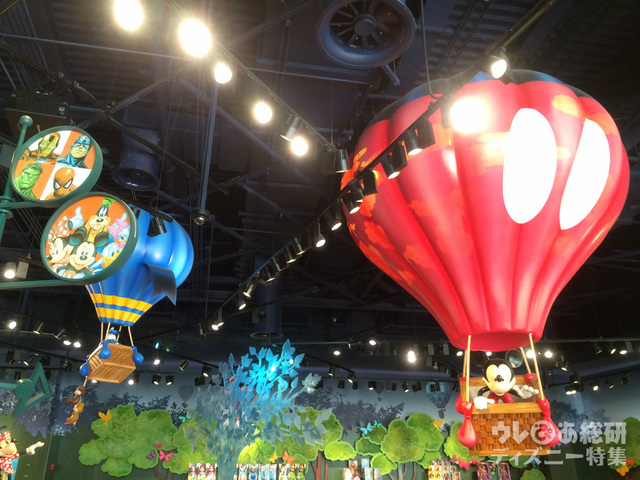 お店の中には、ミッキーやドナルドが乗った気球も浮かんでいる。