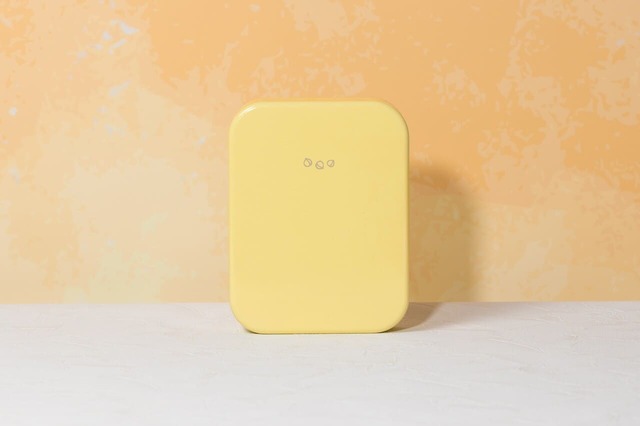 【鎌倉紅谷「クルミッ子10個入（缶）ミルキーイエロー」】缶の裏面にはクルミのイラストも！かわいい！