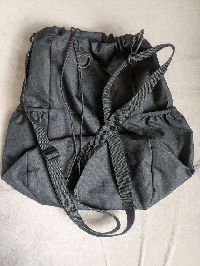 裏側にはストラップが見えます