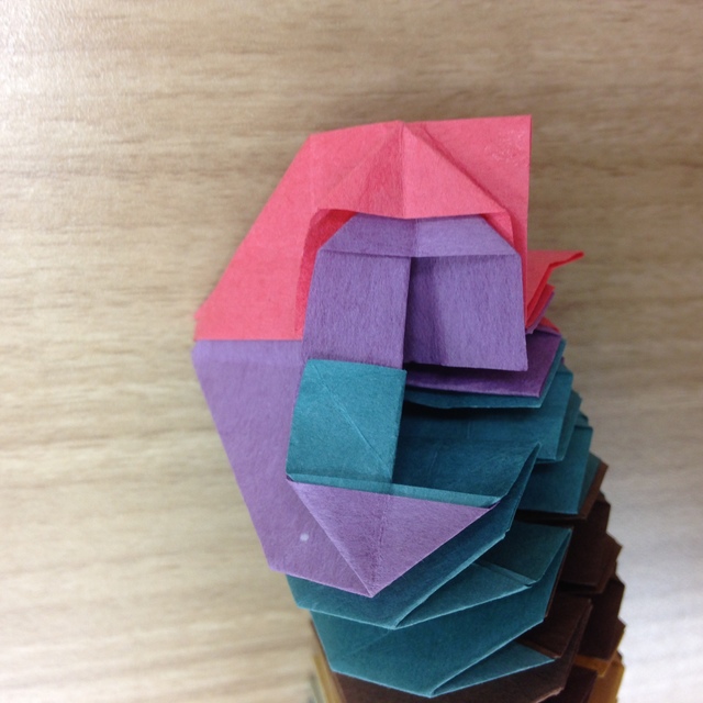 12）次に端の重なり部分を写真のようにひろげて、線の部分で写真のように折ります。