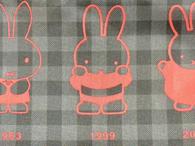 1999年のミッフィー。お腹をみせたポーズがキュート！