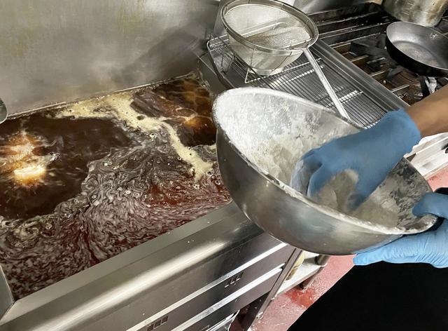 家庭ではオススメできないものの、適度に転がしながら揚げると火が通りやすくなります。