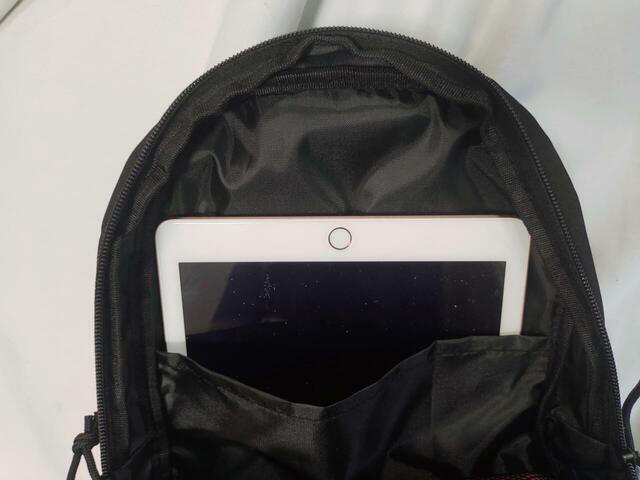 背面側の幅広ポケットには、iPadが入る