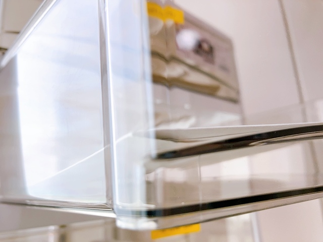 【アイリスオーヤマ スーパークリアチェスト SCE-1000】引き出しにうっすらカラーリングされています