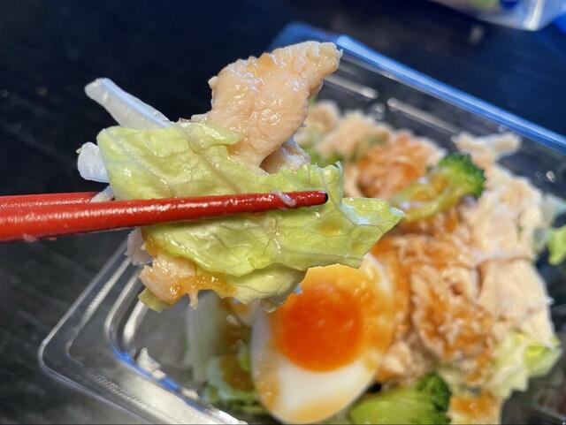 【セブン-イレブン たんぱく質が摂れる 鶏むね肉のサラダ】和風玉ねぎのドレッシング入り