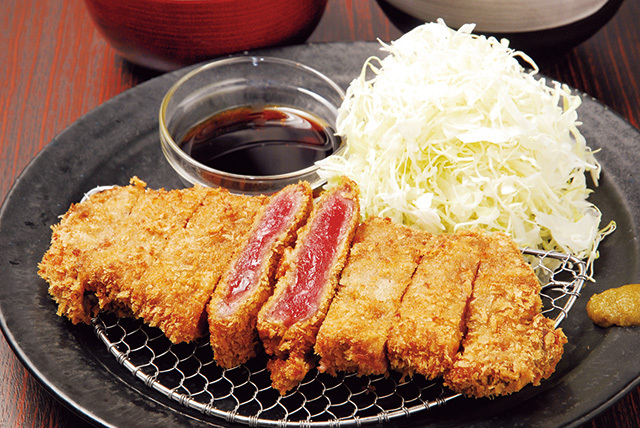 牛カツ・串カツ専門店 わだ（札幌駅エリア）　牛カツ定食（ご飯・味噌汁付）1296円※ご飯1杯おかわり無料、単品は1080円　鮮やかな赤の断面が食欲をそそる。ポン酢と柚子胡椒でさっぱりと。