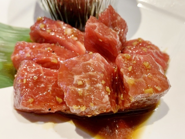 厳選した肩ロースの柔らかい部位を豪快に厚切りに