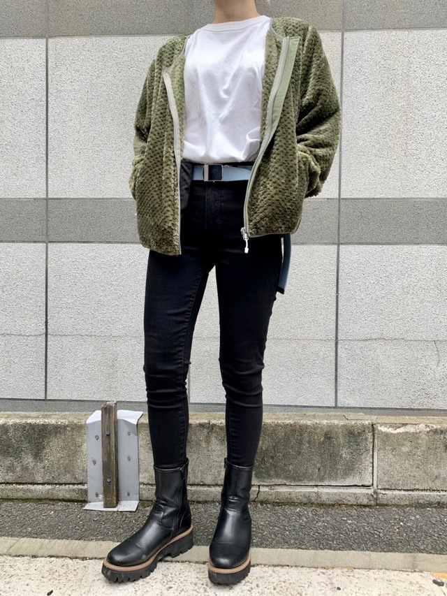 ワークマン／レディースダイヤフリースカーデガン×綿バックルベルト×白トップス×黒パンツ