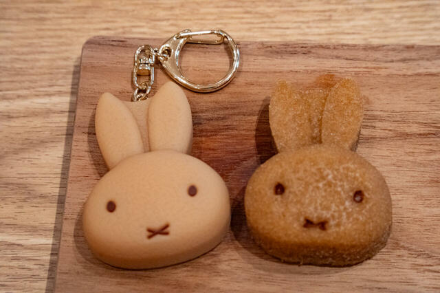 フィナンシェキーホルダー（プレーン/キャラメル）各1,980円