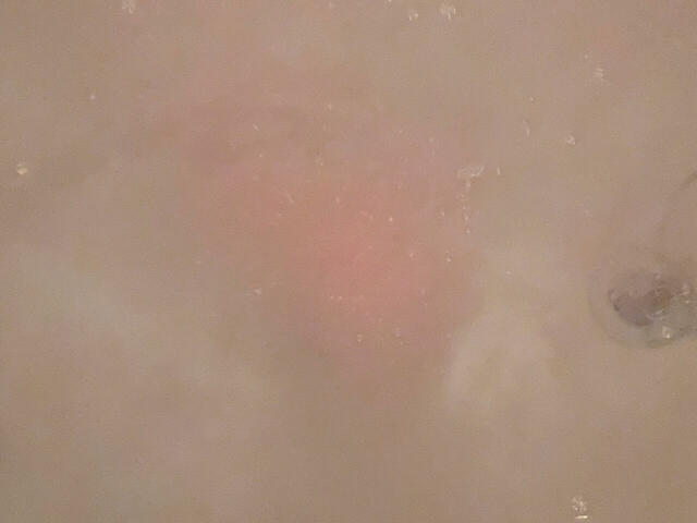 まず浴槽の半分ほど（約100リットル）までお湯をためて、「バブルフィーバー」のびっくらたまごをIN！