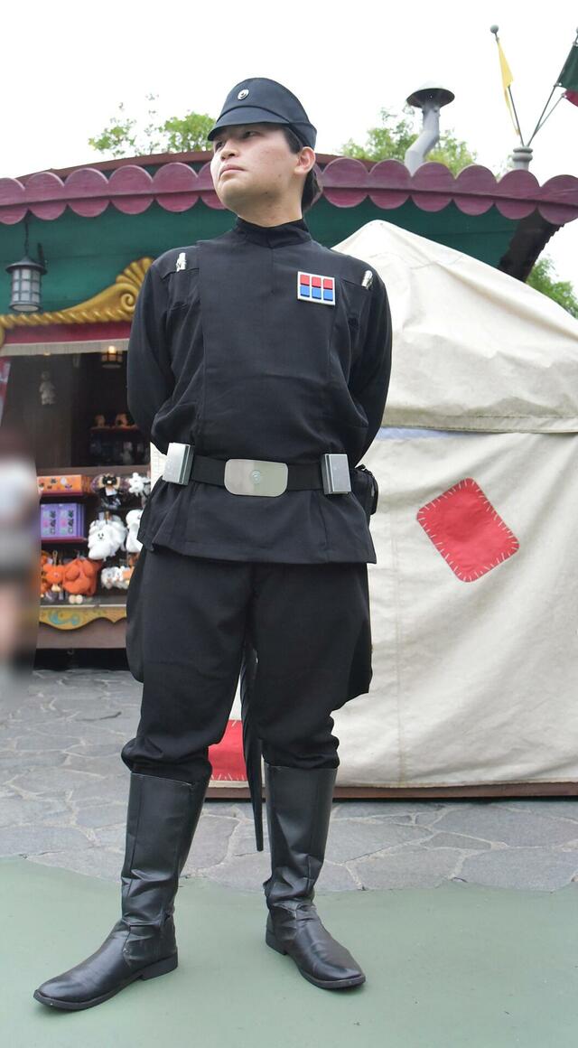 『スター・ウォーズ/帝国の逆襲』のインペリアルオフィサーの仮装さん お1人様でシンプルでもめちゃスターウォーズ感ありでした