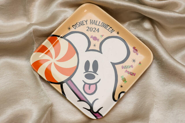 パンプキンクレープ、スーベニアプレート付き 1,200円｜東京ディズニーランド「スウィートハート・カフェ」、東京ディズニーシー「ザンビーニ・ブラザーズ・リストランテ」｜東京ディズニーリゾート「ディズニー・ハロウィーン」スペシャルメニュー